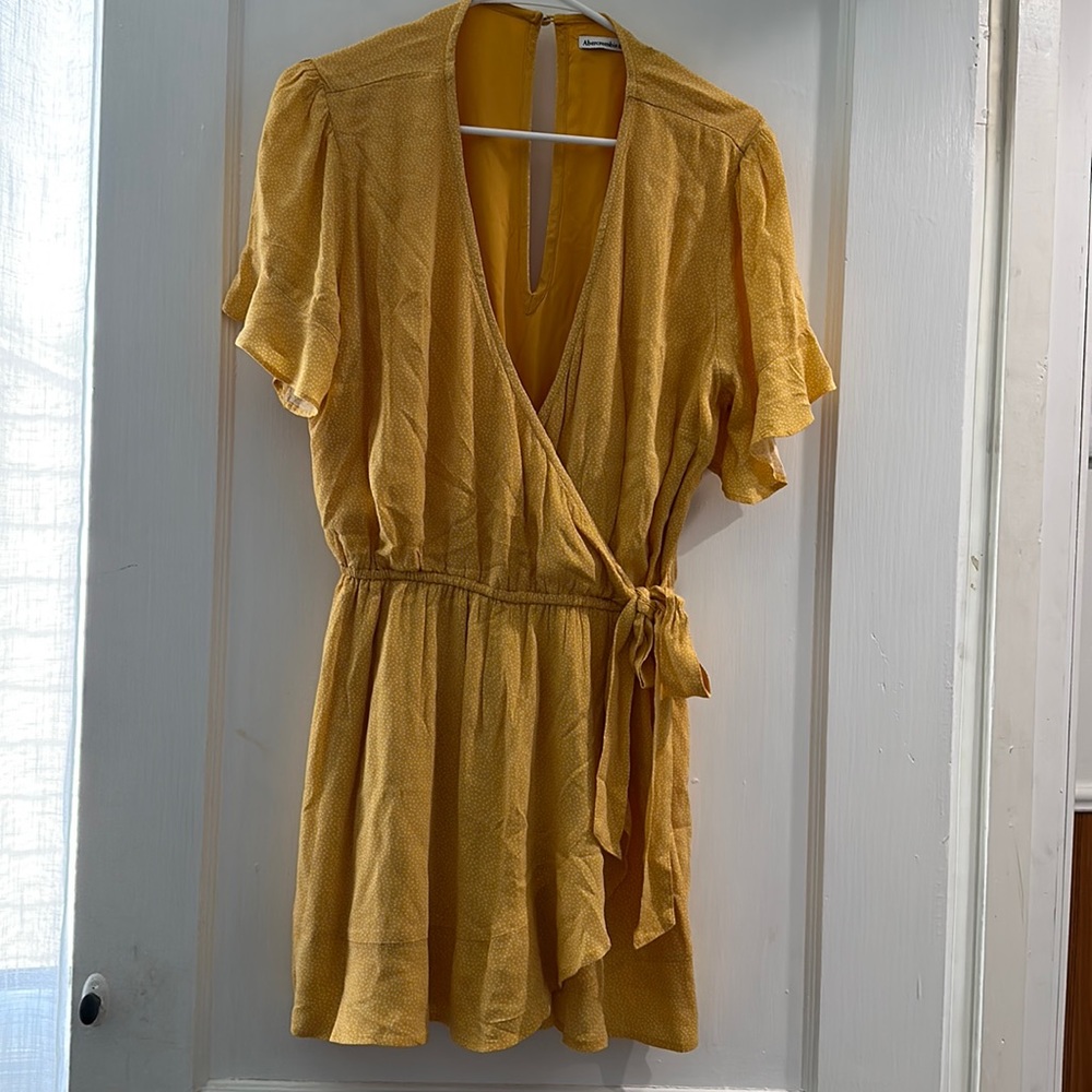 Abercrombie & Fitch Yellow White Polka Dot Faux
Wrap Romper Womens